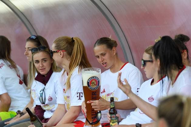 Klara Buehl (17 FC Bayern Munich) holding a big glass of beer after the Google Pixel Frauen Bundesliga match between FC Bayern Munich and SC Freiburg at FC Bayern Campus, Munich, Germany. (Sven Beyrich SPP) Copyright: xSvenxBeyrich SPPx spp-en-SvBe-20250427-ND5_7373