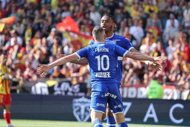 FOOTBALL : RC Lens vs AJ Auxerre - Ligue 1 - 27 04 2025 Joie des joueurs de l AJ Auxerre apres le but de Ado ONAIWU (AJ Auxerre) lors du match RC Lens vs AJ Auxerre, Ligue 1, stade Bollaert-Delelis, le 27 avril 2025 - photo Laurent Sanson PsnewZ  Copyright: xLaurentxSANSONx xPsnewZx