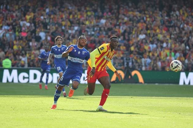 FOOTBALL : RC Lens vs AJ Auxerre - Ligue 1 - 27 04 2025 Abdulai BAH (RC Lens) et Ado ONAIWU (AJ Auxerre) lors du match RC Lens vs AJ Auxerre, Ligue 1, stade Bollaert-Delelis, le 27 avril 2025 - photo Laurent Sanson PsnewZ  Copyright: xLaurentxSANSONx xPsnewZx