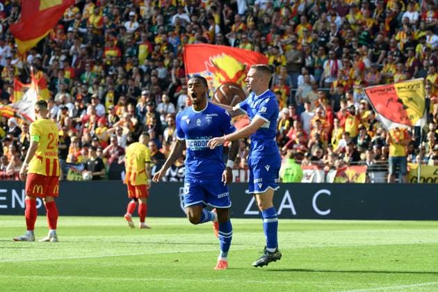 RC Lens v AJ Auxerre - Ligue 1 McDonalds 2024 2025 10 Gaetan PERRIN (aja) - 45 Ado ONAIWU (aja) during the Ligue 1 McDonalds match between Lens and Auxerre at Stade Bollaert-Delelis on April 27, 2025 in Lens, France. Lens France  Copyright: xFEPx 776313134