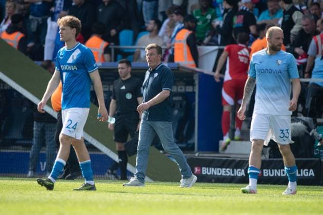 Bochumer nach dem Spiel enttaeuscht, enttäuscht, Enttäuschung, Enttaeuschung v.l. Mats PANNEWIG (BO), Trainer Dieter HECKING (BO), Philipp HOFMANN (BO) Fussball 1. Bundesliga, 31. Spieltag, VfL Bochum (BO) - FC Union Berlin (UB) 1-1 am 27.04.2025, Vonovia Ruhrstadion Bochum Deutschland. DFL regulations prohibit any use of photographs as image sequences and or quasi-video Â *** Bochum fans disappointed after the match, disappointed, disappointment, disappointment f l Mats PANNEWIG BO , coach Dieter HECKING BO , Philipp HOFMANN BO Soccer 1 Bundesliga, Matchday 31, VfL Bochum BO FC Union Berlin UB 1 1 on 27 04 2025, Vonovia Ruhrstadion Bochum Germany DFL regulations prohibit any use of photographs as image sequences and or quasi video Â