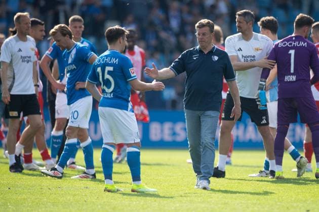 Bochumer nach dem Spiel enttaeuscht, enttäuscht, Enttäuschung, Enttaeuschung v.l. Felix PASSLACK (BO) , Trainer Dieter HECKING (BO), Fussball 1. Bundesliga, 31. Spieltag, VfL Bochum (BO) - FC Union Berlin (UB) 1-1 am 27.04.2025, Vonovia Ruhrstadion Bochum Deutschland. DFL regulations prohibit any use of photographs as image sequences and or quasi-video Â *** Bochum fans disappointed after the game, disappointed, disappointment, disappointment v l Felix PASSLACK BO , Coach Dieter HECKING BO , Soccer 1 Bundesliga, Matchday 31, VfL Bochum BO FC Union Berlin UB 1 1 on 27 04 2025, Vonovia Ruhrstadion Bochum Germany DFL regulations prohibit any use of photographs as image sequences and or quasi video Â
