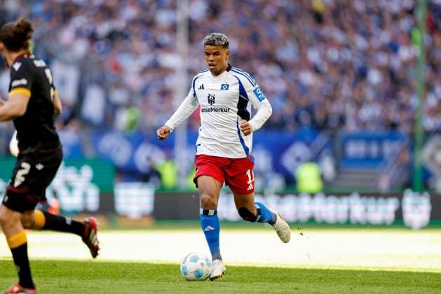 Hamburg, 27. April 2025 - Fußball, 2. Bundesliga 2024 25, Hamburger SV - Karlsruher SC: Ransford-Yeboah Königsdörffer (Hamburger SV, 11) DFL REGULATIONS PROHIBIT ANY USE OF PHOTOGRAPHS AS IMAGE SEQUENCES AND OR QUASI-VIDEO.