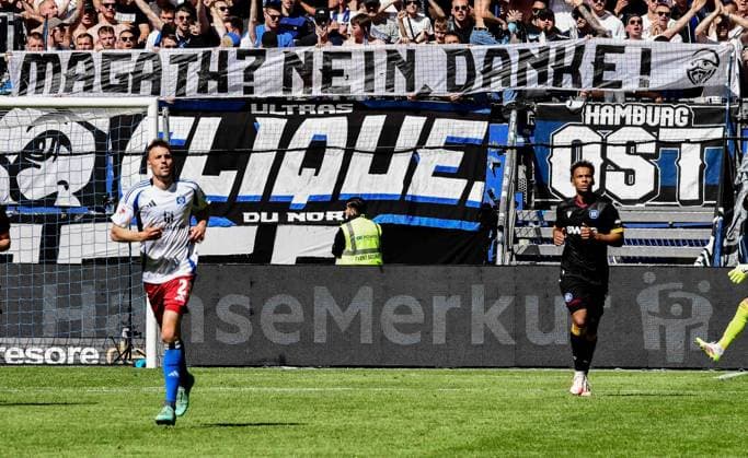 HSV Fans auf der Nordtribüne kritisieren die mögliche Aufstellung von Felix Magath zur Wahl des Präsident mit Banner Kampagne mithilfe der Bild ? Präsidium ohne Vereinsfokus ? Kai Uwe Hesse als Pressesprecher ? Magath, nein danke ! Deutschland , Hamburg , Volksparkstadion , Fussball , 2 . Bundesliga , Hamburger SV - Karlsruher SC
