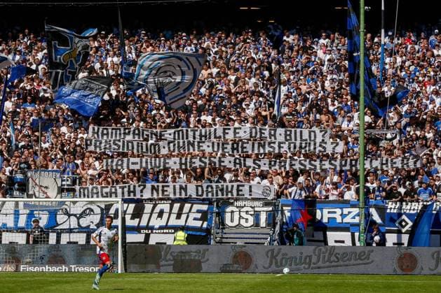 HSV Fans auf der Nordtribüne kritisieren die mögliche Aufstellung von Felix Magath zur Wahl des Präsident mit Banner Kampagne mithilfe der Bild ? Präsidium ohne Vereinsfokus ? Kai Uwe Hesse als Pressesprecher ? Magath, nein danke ! Deutschland , Hamburg , Volksparkstadion , Fussball , 2 . Bundesliga , Hamburger SV - Karlsruher SC