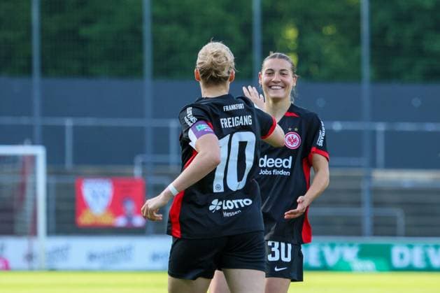Köln, Deutschland 27. April 2025: 1. BL - Frauen - 2024 2025 - 1. FC Köln vs. Eintracht Frankfurt Im Bild: v.li.. Torschützin Laura Freigang (Eintracht Frankfurt) macht das Tor zum 1:0 für Eintracht Frankfurt und jubelt mit Carlotta Wamser (Eintracht Frankfurt) DFB regulations prohibit any use of photographs as image sequences and or quasi-video Rhein-Energie-Stadion Nordrhein Westfalen Copyright: xFotostandx xFantinix