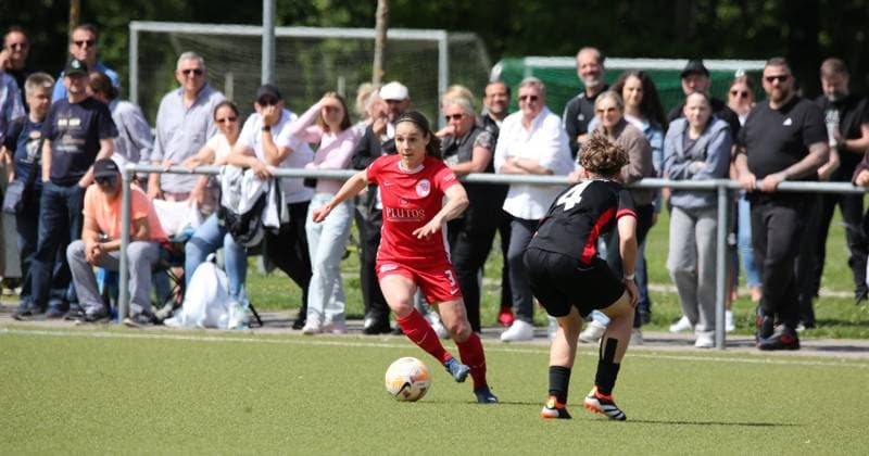 27.04.2025 xmgoodx Offenbach Fussball Regionalliga Süd Saison 2024 2025 Frauen Kickers Offenbach gegen Eintracht Frankfurt U19 Franziska Marie Riepl (3, OFC Frauen) gegen Anna Seifert (SGE U19)