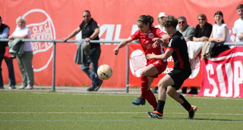27.04.2025 xmgoodx Offenbach Fussball Regionalliga Süd Saison 2024 2025 Frauen Kickers Offenbach gegen Eintracht Frankfurt U19 Franziska Marie Riepl (3, OFC Frauen) gegen Anna Seifert (SGE U19)