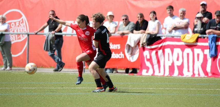 27.04.2025 xmgoodx Offenbach Fussball Regionalliga Süd Saison 2024 2025 Frauen Kickers Offenbach gegen Eintracht Frankfurt U19 Franziska Marie Riepl (3, OFC Frauen) gegen Anna Seifert (SGE U19)