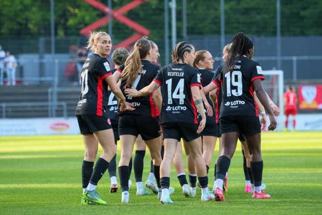 Köln, Deutschland 27. April 2025: 1. BL - Frauen - 2024 2025 - 1. FC Köln vs. Eintracht Frankfurt Im Bild: v.li. Torschützin Laura Freigang (Eintracht Frankfurt) macht das Tor zum 1:0 für Eintracht Frankfurt und jubelt mit ihren Mannschaftskolleginnen DFB regulations prohibit any use of photographs as image sequences and or quasi-video Rhein-Energie-Stadion Nordrhein Westfalen Copyright: xFotostandx xFantinix