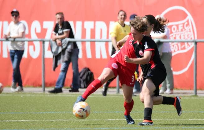 27.04.2025 xmgoodx Offenbach Fussball Regionalliga Süd Saison 2024 2025 Frauen Kickers Offenbach gegen Eintracht Frankfurt U19 Franziska Marie Riepl (3, OFC Frauen) gegen Anna Seifert (SGE U19)