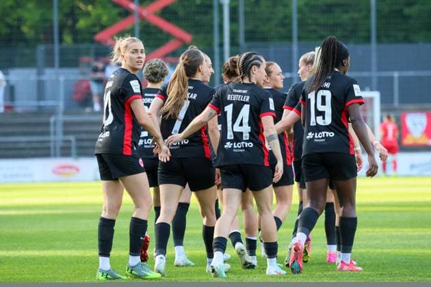 Köln, Deutschland 27. April 2025: 1. BL - Frauen - 2024 2025 - 1. FC Köln vs. Eintracht Frankfurt Im Bild: v.li. Torschützin Laura Freigang (Eintracht Frankfurt) macht das Tor zum 1:0 für Eintracht Frankfurt und jubelt mit ihren Mannschaftskolleginnen DFB regulations prohibit any use of photographs as image sequences and or quasi-video Rhein-Energie-Stadion Nordrhein Westfalen Copyright: xFotostandx xFantinix