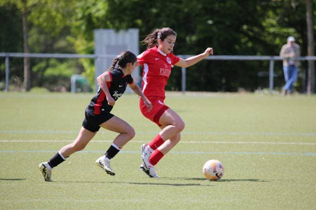 27.04.2025 xmgoodx Offenbach Fussball Regionalliga Süd Saison 2024 2025 Frauen Kickers Offenbach gegen Eintracht Frankfurt U19 Cecile Carneiro (SGEU19) gegen Vanessa Klich (7, OFC Frauen)