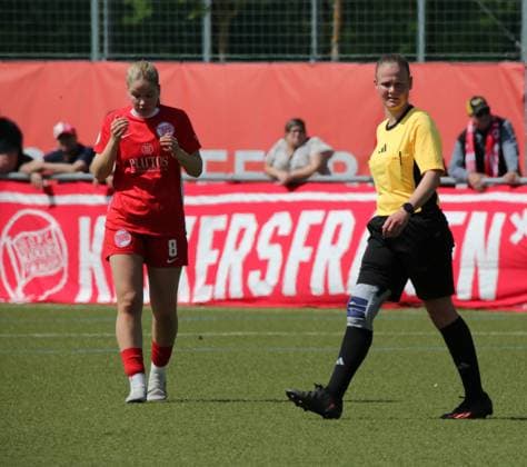 27.04.2025 xmgoodx Offenbach Fussball Regionalliga Süd Saison 2024 2025 Frauen Kickers Offenbach gegen Eintracht Frankfurt U19 Franziska Bohrer (8, OFC Frauen), Schiedrichterin Sabine Mandler