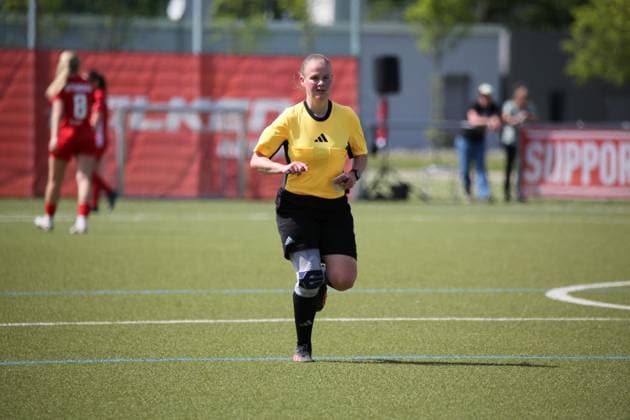 27.04.2025 xmgoodx Offenbach Fussball Regionalliga Süd Saison 2024 2025 Frauen Kickers Offenbach gegen Eintracht Frankfurt U19 Schiedrichterin Sabine Mandler