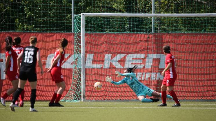 27.04.2025 xmgoodx Offenbach Fussball Regionalliga Süd Saison 2024 2025 Frauen Kickers Offenbach gegen Eintracht Frankfurt U19 Torwart Da-Hye Lee (29, OFC Frauen)