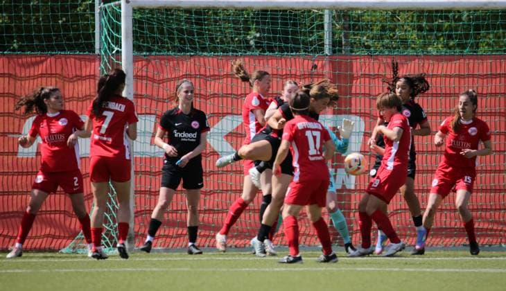 27.04.2025 xmgoodx Offenbach Fussball Regionalliga Süd Saison 2024 2025 Frauen Kickers Offenbach gegen Eintracht Frankfurt U19 Torwart Da-Hye Lee (29, OFC Frauen) gegen Julia Kühne (SGEU19)