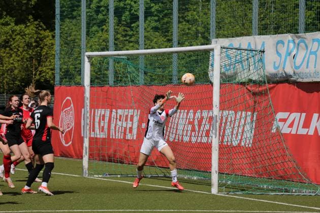 27.04.2025 xmgoodx Offenbach Fussball Regionalliga Süd Saison 2024 2025 Frauen Kickers Offenbach gegen Eintracht Frankfurt U19 Torwart Sophia Gonzalez (SGE U19)
