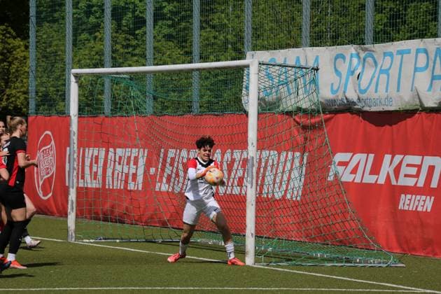 27.04.2025 xmgoodx Offenbach Fussball Regionalliga Süd Saison 2024 2025 Frauen Kickers Offenbach gegen Eintracht Frankfurt U19 Torwart Sophia Gonzalez (SGE U19)