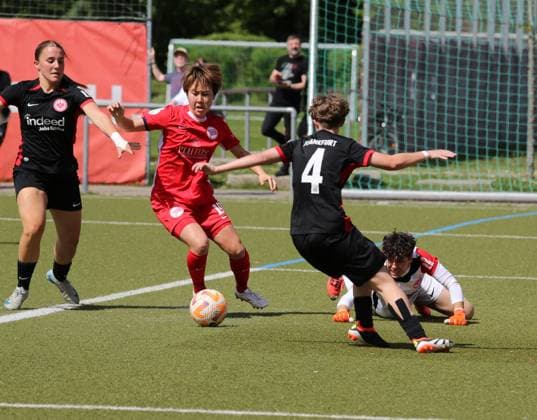 27.04.2025 xmgoodx Offenbach Fussball Regionalliga Süd Saison 2024 2025 Frauen Kickers Offenbach gegen Eintracht Frankfurt U19 Sari Kobayashi (19, OFC Frauen) gegen Torwart Sophia Gonzalez und Anna Seifert (SGEU19)