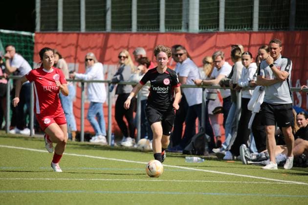 27.04.2025 xmgoodx Offenbach Fussball Regionalliga Süd Saison 2024 2025 Frauen Kickers Offenbach gegen Eintracht Frankfurt U19 Sari Kobayashi (19, OFC Frauen) gegen Torwart Sophia Gonzalez und Anna Seifert (SGEU19)