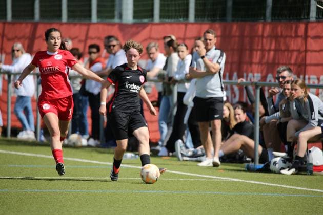 27.04.2025 xmgoodx Offenbach Fussball Regionalliga Süd Saison 2024 2025 Frauen Kickers Offenbach gegen Eintracht Frankfurt U19 Sari Kobayashi (19, OFC Frauen) gegen Torwart Sophia Gonzalez und Anna Seifert (SGEU19)