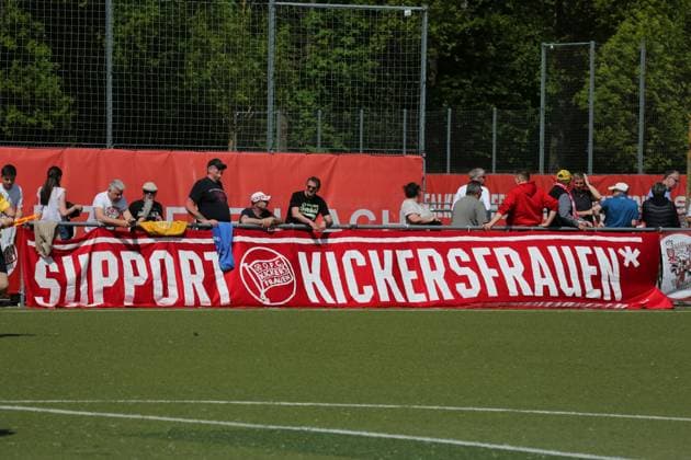 27.04.2025 xmgoodx Offenbach Fussball Regionalliga Süd Saison 2024 2025 Frauen Kickers Offenbach gegen Eintracht Frankfurt U19 die Fans vom Support der OFC Kickers Frauen