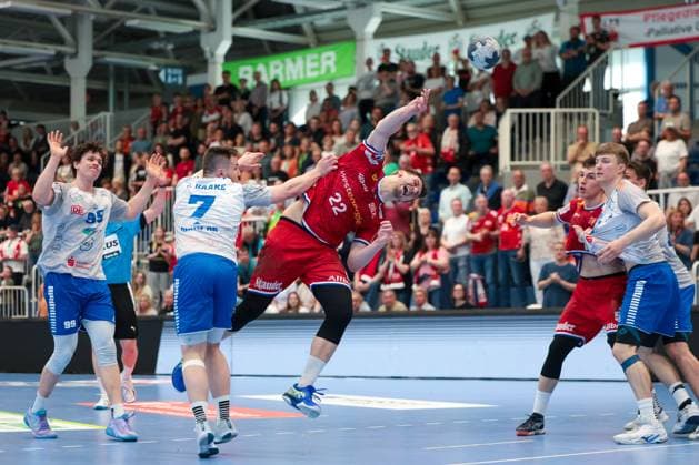 27.04.2025, 2. Handball Bundesliga, 29. Spieltag, TuSEM Essen - Dessau-Rosslauer HV, v. l. Carl-Phillip Haake (Dessau-Rosslauer HV 06), Dennis Szczesny (TuSEM Essen), Essen Am Hallo NRW Deutschland xRHR-FOTO DEx *** 27 04 2025, 2 Handball Bundesliga, 29 Matchday, TuSEM Essen Dessau Rosslauer HV, f l Carl Phillip Haake Dessau Rosslauer HV 06 , Dennis Szczesny TuSEM Essen , Essen Am Hallo NRW Germany xRHR PHOTO DEx Copyright: DennisxEwert RHR-FOTOx RHR-FOTO DE