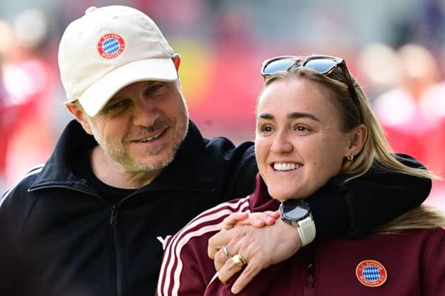 Frauenfußball - Trainer STRAUS Alexander und STANWAY Georgia bei dem Google Pixel Frauenfußball-Bundesligaspiel des FC Bayern München gegen den SC Freiburg am 27.04.2025, Deutschland, Bayern München FC Bayern Campus Bayern Deutschland