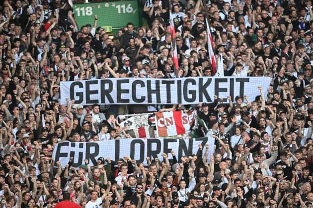 Bilder des Jahres 2025, Sport 04 April Sport Themen der Woche KW17 Sport Bilder des Tages GER, 1. FBL, SV Werder Bremen vs 1. FC St. Pauli 27.04.2025, Weserstadion, Bremen, GER, 1. FBL, SV Werder Bremen vs 1. FC St. Pauli im Bild FANS Stimmung Banner Werder Schal Banner Pauli Gerechtigkeit für Lorenz *** GER, 1 FBL, SV Werder Bremen vs 1 FC St Pauli 27 04 2025, Weserstadion, Bremen, GER, 1 FBL, SV Werder Bremen vs 1 FC St Pauli im Bild FANS Stimmung Banner Werder Schal Banner Pauli Gerechtigkeit für Lorenz nordphotoxGmbHxx xKokenge nph00001