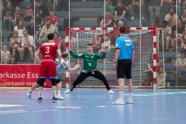 27.04.2025, 2. Handball Bundesliga, 29. Spieltag, TuSEM Essen - Dessau-Rosslauer HV, v. l. Vincent Bülow (Dessau-Rosslauer HV 06), Torwart Dennis Wipf (TuSEM Essen), Essen Am Hallo NRW Deutschland xRHR-FOTO DEx *** 27 04 2025, 2 Handball Bundesliga, Matchday 29, TuSEM Essen Dessau Rosslauer HV, f l Vincent Bülow Dessau Rosslauer HV 06 , Goalkeeper Dennis Wipf TuSEM Essen , Essen Am Hallo NRW Germany xRHR PHOTO DEx Copyright: DennisxEwert RHR-FOTOx RHR-FOTO DE