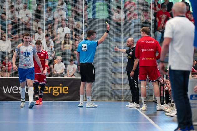 27.04.2025, 2. Handball Bundesliga, 29. Spieltag, TuSEM Essen - Dessau-Rosslauer HV, v. l. Schiedsrichter Lukas Strüder zeigt Trainer Daniel Haase (TuSEM Essen) die Gelbe Karte, Essen Am Hallo NRW Deutschland xRHR-FOTO DEx *** 27 04 2025, 2 Handball Bundesliga, Matchday 29, TuSEM Essen Dessau Rosslauer HV, f l Referee Lukas Strüder shows coach Daniel Haase TuSEM Essen the yellow card, Essen Am Hallo NRW Germany xRHR PHOTO DEx Copyright: DennisxEwert RHR-FOTOx RHR-FOTO DE