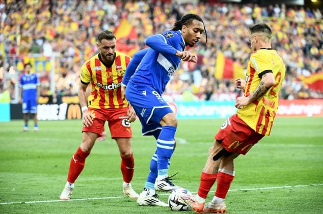 RC Lens v AJ Auxerre - Ligue 1 McDonalds 2024 2025 24 Jonathan GRADIT (rcl) - 09 Theo BAIR (aja) during the Ligue 1 McDonalds match between Lens and Auxerre at Stade Bollaert-Delelis on April 27, 2025 in Lens, France. Lens France  Copyright: xFEPx 776313134