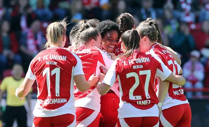 Anna Weiss jubelt nach 1:0 mit Dina Orschmann, Lisa Heiseler, Naika Reissner, Korina Janez Freude Emotion Jubel Fußball Fussball 2. Bundesliga Damen Frauen Saison 2024 2025 27.04.2025 1.FC Union Berlin vs. Borussia Mönchengladbach BMG DFL regulations prohibit any use of photographs as image sequences and or quasi-video