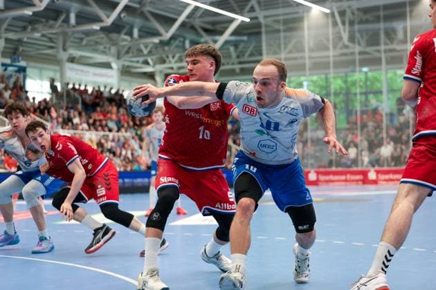 27.04.2025, 2. Handball Bundesliga, 29. Spieltag, TuSEM Essen - Dessau-Rosslauer HV, v. l. Finn Wolfram (TuSEM Essen), Vincent Bülow (Dessau-Rosslauer HV 06), Essen Am Hallo NRW Deutschland xRHR-FOTO DEx *** 27 04 2025, 2 Handball Bundesliga, 29 Matchday, TuSEM Essen Dessau Rosslauer HV, f l Finn Wolfram TuSEM Essen , Vincent Bülow Dessau Rosslauer HV 06 , Essen Am Hallo NRW Germany xRHR PHOTO DEx Copyright: DennisxEwert RHR-FOTOx RHR-FOTO DE