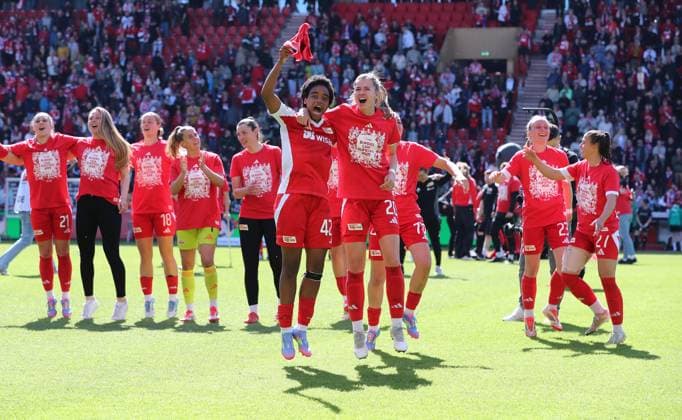 Naika Reissner, Nele Bauereisen, Union Frauenmannschaft steigt in 1. Bundesliga auf Jubel Emotion Freude Aufsteiger aufgestiegen Fußball Fussball 2. Bundesliga Damen Frauen Saison 2024 2025 27.04.2025 1.FC Union Berlin vs. Borussia Mönchengladbach BMG DFL regulations prohibit any use of photographs as image sequences and or quasi-video