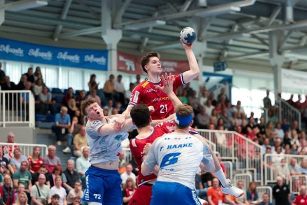27.04.2025, 2. Handball Bundesliga, 29. Spieltag, TuSEM Essen - Dessau-Rosslauer HV, v. l. Tim Maximilian Hertzfeld (Dessau-Rosslauer HV 06), Felix Eissing (TuSEM Essen), Essen Am Hallo NRW Deutschland xRHR-FOTO DEx *** 27 04 2025, 2 Handball Bundesliga, 29 Matchday, TuSEM Essen Dessau Rosslauer HV, f l Tim Maximilian Hertzfeld Dessau Rosslauer HV 06 , Felix Eissing TuSEM Essen , Essen Am Hallo NRW Germany xRHR PHOTO DEx Copyright: DennisxEwert RHR-FOTOx RHR-FOTO DE