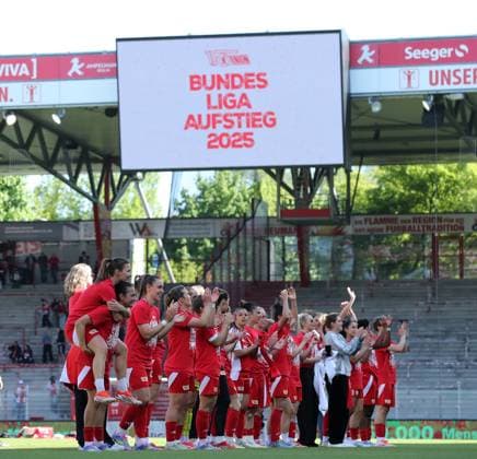 Union Frauenmannschaft steigt in 1. Bundesliga auf Jubel Emotion Freude Aufsteiger aufgestiegen Fußball Fussball 2. Bundesliga Damen Frauen Saison 2024 2025 27.04.2025 1.FC Union Berlin vs. Borussia Mönchengladbach BMG DFL regulations prohibit any use of photographs as image sequences and or quasi-video