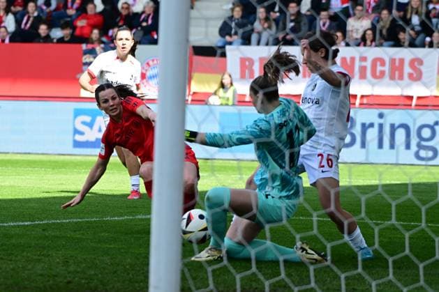 Frauenfußball - Torschuss von HANSEN Tuva wird von BORGGRÄFE Rafaela und Alicia-Sophie Gudorf gehalten bei dem Google Pixel Frauenfußball-Bundesligaspiel des FC Bayern München gegen den SC Freiburg am 27.04.2025, Deutschland, Bayern München FC Bayern Campus Bayern Deutschland