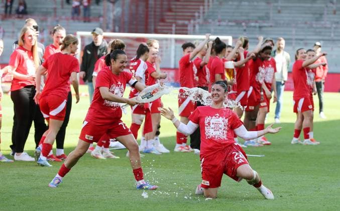 Athanasia Moraitou mit Bierglas, Eleni Markou bekommt Bierdusche, Union Frauenmannschaft steigt in 1. Bundesliga auf Jubel Emotion Freude Aufsteiger aufgestiegen Fußball Fussball 2. Bundesliga Damen Frauen Saison 2024 2025 27.04.2025 1.FC Union Berlin vs. Borussia Mönchengladbach BMG DFL regulations prohibit any use of photographs as image sequences and or quasi-video
