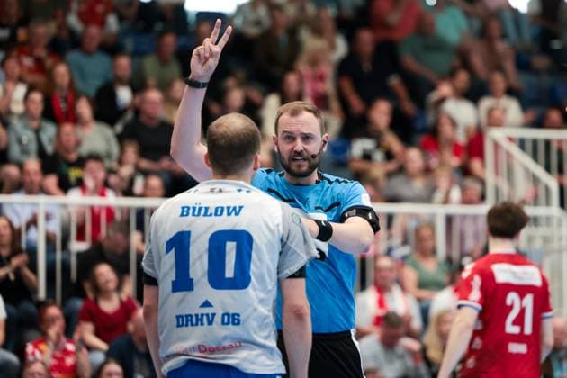 27.04.2025, 2. Handball Bundesliga, 29. Spieltag, TuSEM Essen - Dessau-Rosslauer HV, v. l. Vincent Bülow (Dessau-Rosslauer HV 06) bekommt von Schiedsrichter Paul Kijowski eine Zeitstrafe, Essen Am Hallo NRW Deutschland xRHR-FOTO DEx *** 27 04 2025, 2 Handball Bundesliga, Matchday 29, TuSEM Essen Dessau Rosslauer HV, f l Vincent Bülow Dessau Rosslauer HV 06 gets a time penalty from referee Paul Kijowski, Essen Am Hallo NRW Germany xRHR PHOTO DEx Copyright: DennisxEwert RHR-FOTOx RHR-FOTO DE