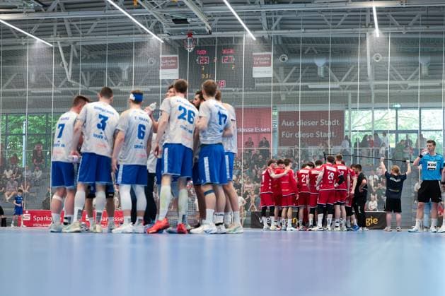 27.04.2025, 2. Handball Bundesliga, 29. Spieltag, TuSEM Essen - Dessau-Rosslauer HV, Auszeit kurz vor Spielende, Essen Am Hallo NRW Deutschland xRHR-FOTO DEx *** 27 04 2025, 2 Handball Bundesliga, Matchday 29, TuSEM Essen Dessau Rosslauer HV, Time-out shortly before the end of the match, Essen Am Hallo NRW Germany xRHR PHOTO DEx Copyright: DennisxEwert RHR-FOTOx RHR-FOTO DE
