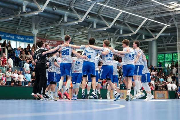 27.04.2025, 2. Handball Bundesliga, 29. Spieltag, TuSEM Essen - Dessau-Rosslauer HV, Das Team aus Dessau bejubelt den Sieg, Essen Am Hallo NRW Deutschland xRHR-FOTO DEx *** 27 04 2025, 2 Handball Bundesliga, Matchday 29, TuSEM Essen Dessau Rosslauer HV, The team from Dessau celebrates the victory, Essen Am Hallo NRW Germany xRHR PHOTO DEx Copyright: DennisxEwert RHR-FOTOx RHR-FOTO DE
