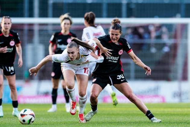 Bilder des Jahres 2025, Sport 04 April Sport Themen der Woche KW17 Sport Bilder des Tages Google Pixel Frauen-Bundesliga, 1. FC Köln - Eintracht Frankfurt; 27.04.2025 Zweikampf Alena Bienz (1. FC Köln, 11), Carlotta Wamser (Eintracht Frankfurt, 30) Google Pixel Frauen-Bundesliga, 1. FC Köln - Eintracht Frankfurt, Köln, Franz-Kremer-Stadion am 27.04.2025 DFB REGULATIONS PROHIBIT ANY USE OF PHOTOGRAPHS AS IMAGE SEQUENCES AND OR QUASI-VIDEO. *** Google Pixel Frauen Bundesliga, 1 FC Köln Eintracht Frankfurt 27 04 2025 Zweikampf Alena Bienz 1 FC Köln, 11 , Carlotta Wamser Eintracht Frankfurt, 30 Google Pixel Frauen Bundesliga, 1 FC Köln Eintracht Frankfurt, Köln, Franz Kremer Stadion am 27 04 2025 DFB REGULATIONS PROHIBIT ANY USE OF PHOTOGRAPHS AS IMAGE SEQUENCES AND OR QUASI VIDEO Copyright: xBEAUTIFULxSPORTS Wunderlx