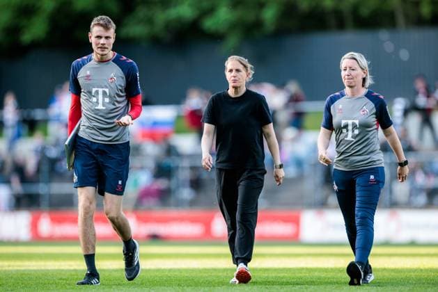 Google Pixel Frauen-Bundesliga, 1. FC Köln - Eintracht Frankfurt; 27.04.2025 Noah Eberhardt (Co-Trainer 1. FC Köln), Britta Carlson (Trainerin 1. FC Köln), Jaqueline Dünker (Co-Trainerin 1. FC Köln) Google Pixel Frauen-Bundesliga, 1. FC Köln - Eintracht Frankfurt, Köln, Franz-Kremer-Stadion am 27.04.2025 DFB REGULATIONS PROHIBIT ANY USE OF PHOTOGRAPHS AS IMAGE SEQUENCES AND OR QUASI-VIDEO. Copyright: xBEAUTIFULxSPORTS Wunderlx