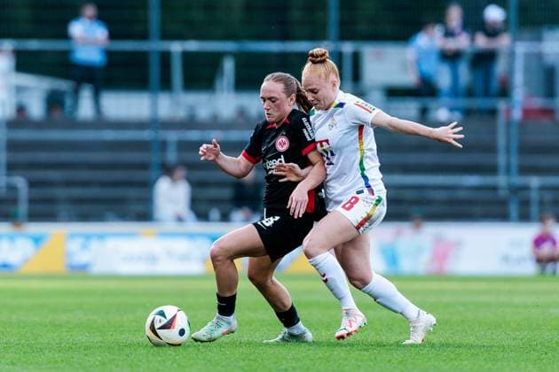 Google Pixel Frauen-Bundesliga, 1. FC Köln - Eintracht Frankfurt; 27.04.2025 Zweikampf Lisanne Gräwe (Eintracht Frankfurt, 8), Laura Vogt (1. FC Köln, 8) Google Pixel Frauen-Bundesliga, 1. FC Köln - Eintracht Frankfurt, Köln, Franz-Kremer-Stadion am 27.04.2025 DFB REGULATIONS PROHIBIT ANY USE OF PHOTOGRAPHS AS IMAGE SEQUENCES AND OR QUASI-VIDEO. Copyright: xBEAUTIFULxSPORTS Wunderlx
