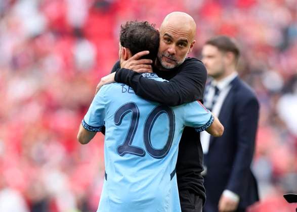 Bilder des Jahres 2025, Sport 04 April Sport Themen der Woche KW17 Sport Bilder des Tages Nottingham Forest v Manchester City - Emirates FA Cup Semi Final Bernardo Silva of Manchester City and Pep Guardiola, Manager of Manchester City celebrates after the Emirates FA Cup Semi Final match between Nottingham Forest and Manchester City at Wembley Stadium on April 27, 2025 in London, England. London Wembley Stadium England United Kingdom Copyright: xEdxSykes Sportsphoto APLx 14125941