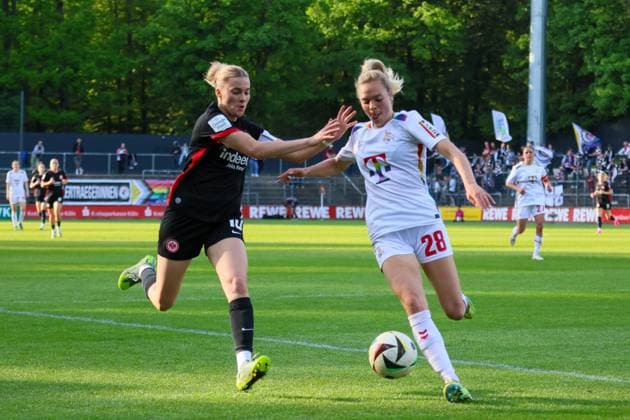 Köln, Deutschland 27. April 2025: 1. BL - Frauen - 2024 2025 - 1. FC Köln vs. Eintracht Frankfurt Im Bild: v.li. Laura Freigang (Eintracht Frankfurt) und Janina Hechler (1. FC Köln) DFB regulations prohibit any use of photographs as image sequences and or quasi-video Rhein-Energie-Stadion Nordrhein Westfalen Copyright: xFotostandx xFantinix