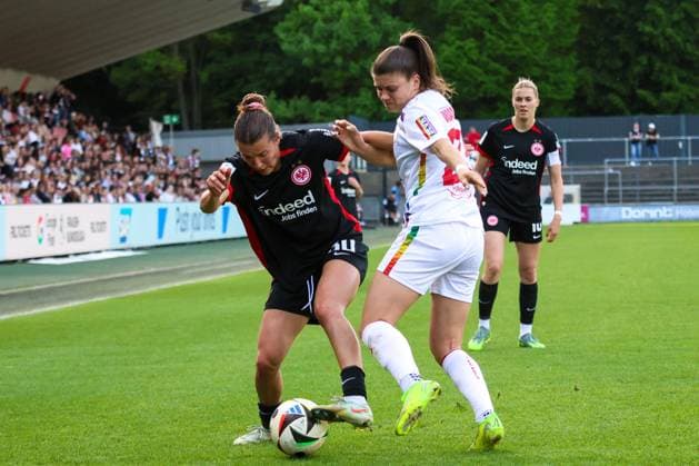 Köln, Deutschland 27. April 2025: 1. BL - Frauen - 2024 2025 - 1. FC Köln vs. Eintracht Frankfurt Im Bild: v.li. im Zweikampf Carlotta Wamser (Eintracht Frankfurt) und Martyna Wiankowksa (1. FC Köln) DFB regulations prohibit any use of photographs as image sequences and or quasi-video Rhein-Energie-Stadion Nordrhein Westfalen Copyright: xFotostandx xFantinix