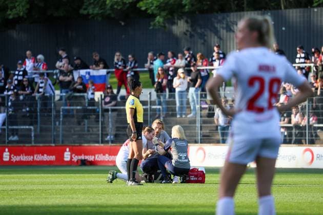 Köln, Deutschland 27. April 2025: 1. BL - Frauen - 2024 2025 - 1. FC Köln vs. Eintracht Frankfurt Im Bild: v.li. die Zweite Laura Donhauser (1. FC Köln) verletzt auf dem Spielfeld DFB regulations prohibit any use of photographs as image sequences and or quasi-video Rhein-Energie-Stadion Nordrhein Westfalen Copyright: xFotostandx xFantinix